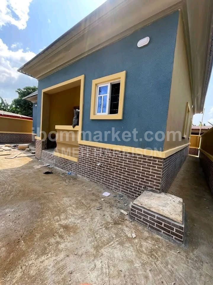 Newly built 1 bedroom flat, that's fenced round and gated, 2 tenants only