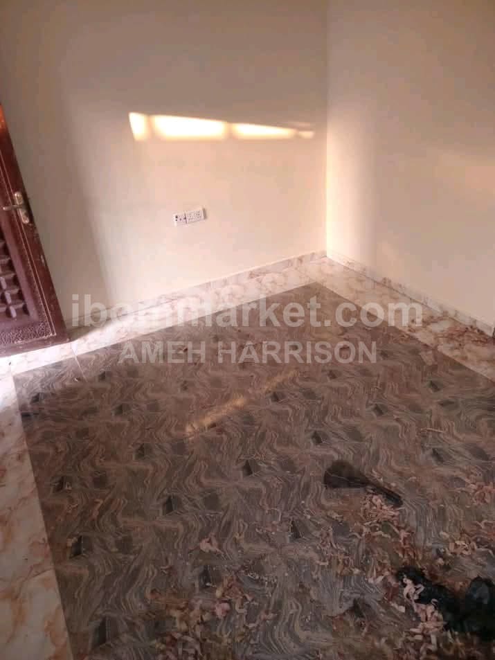 Spacious virgin self contained apartment pay and pack in,water and Light Available.